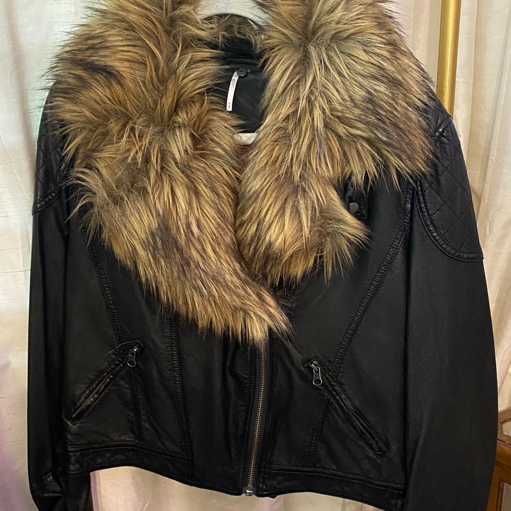 Free People Black Faux Leather Moto Jacket w/ Faux Fur Collar – Size M coat